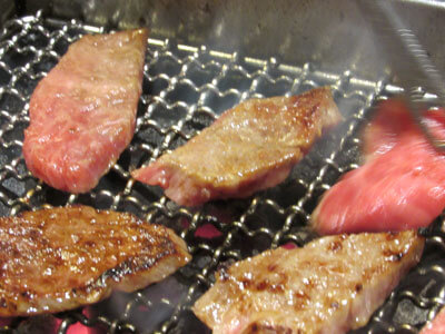 A5ランク仙台牛　焼肉を焼く画像